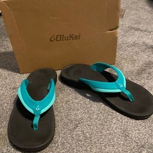 Olukai Ohana ladies water resistant sandal size 8; aqua thong